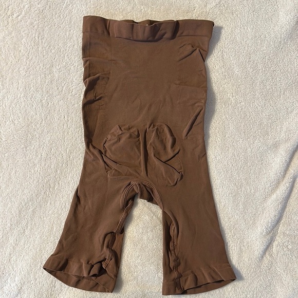 SKIMS SEAMLESS MID THIGH SCULPT BUTT ENHANCING Cocoa‎ SHORTS Medium - Picture 3 of 5